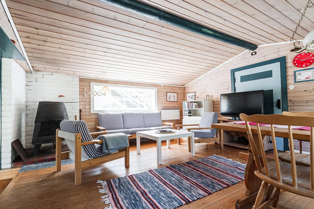 Hus nr 2, en halvtrappa upp till allrum

Möbler ingår