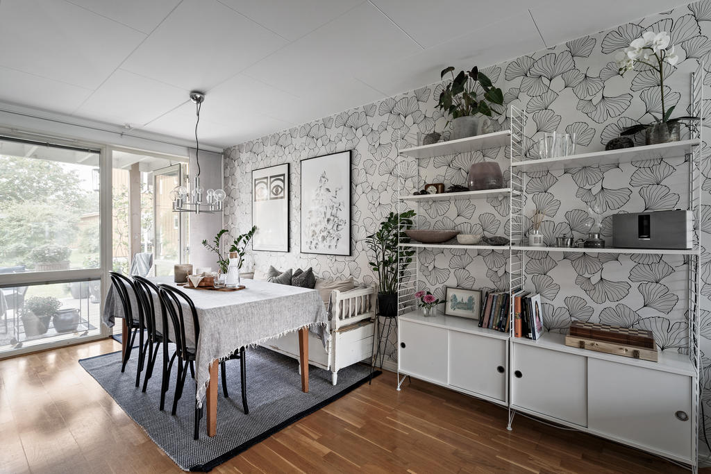 Matplats med utgång till uteplatsen