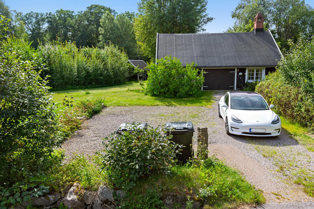 Garagebyggnad med verkstadsdel fd smedjan renoverad 2009