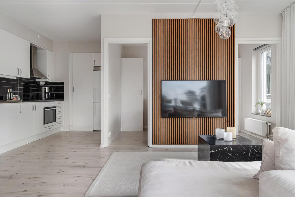 Lägenheten är modern i sina materialval och sin layout