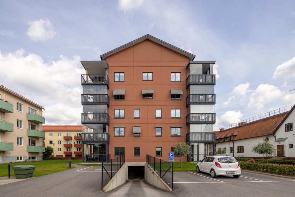 Parkering samt nedfart till garage.
