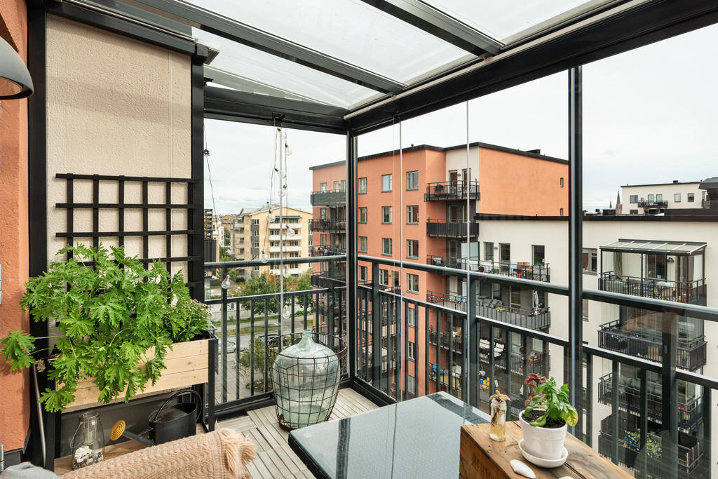 Inglasad balkong mot innergården