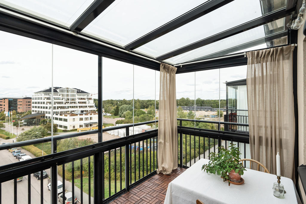 Inglasad balkong mot vägen 