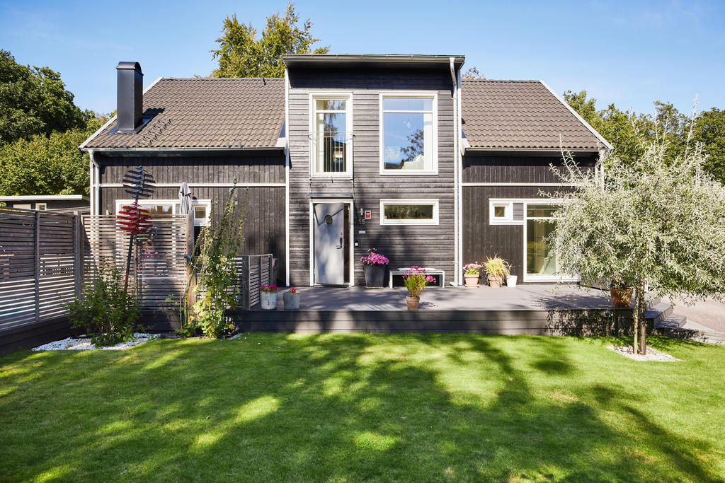 Plan och lättskött gräsmatta