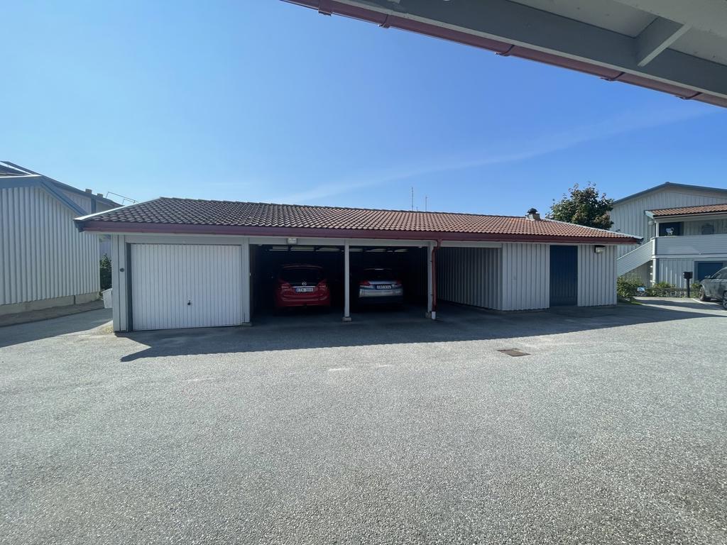 Carport plats finns till lägenheten.