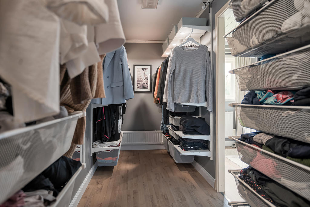 Stor walk-in-closet.