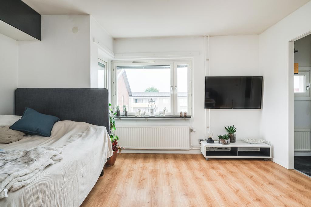 Om man väljer att ha TV på en annan vägg går det mycket bra att placer ett litet bord med två stolar vid fönstret utanför köket.