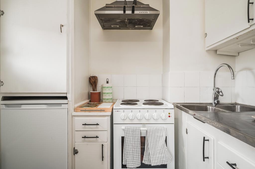 Litet med väl utrustat arbetskök.