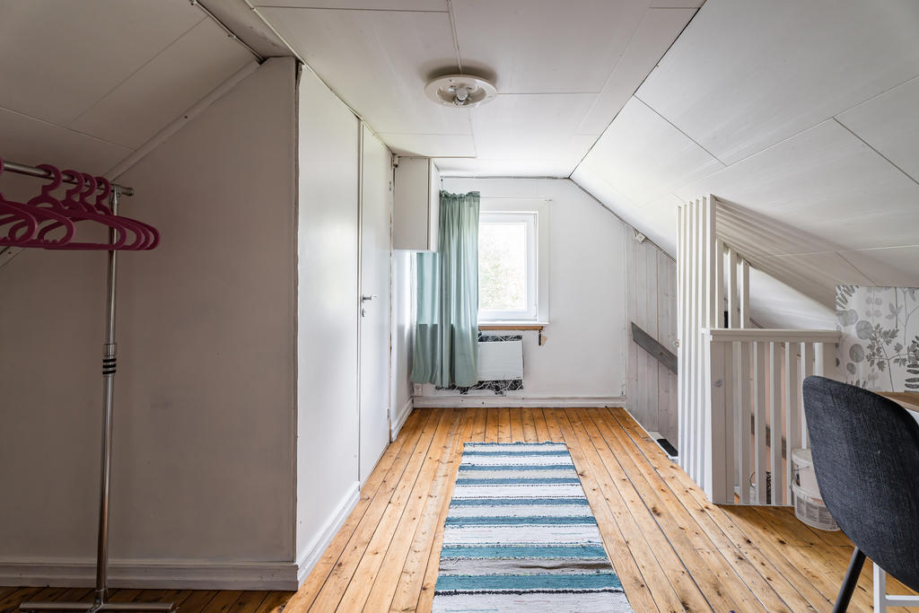 Hall på övre plan med dörr till toalett