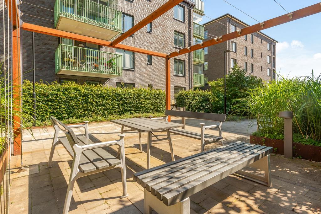 Pergola med utemöbler i föreningens innergård
