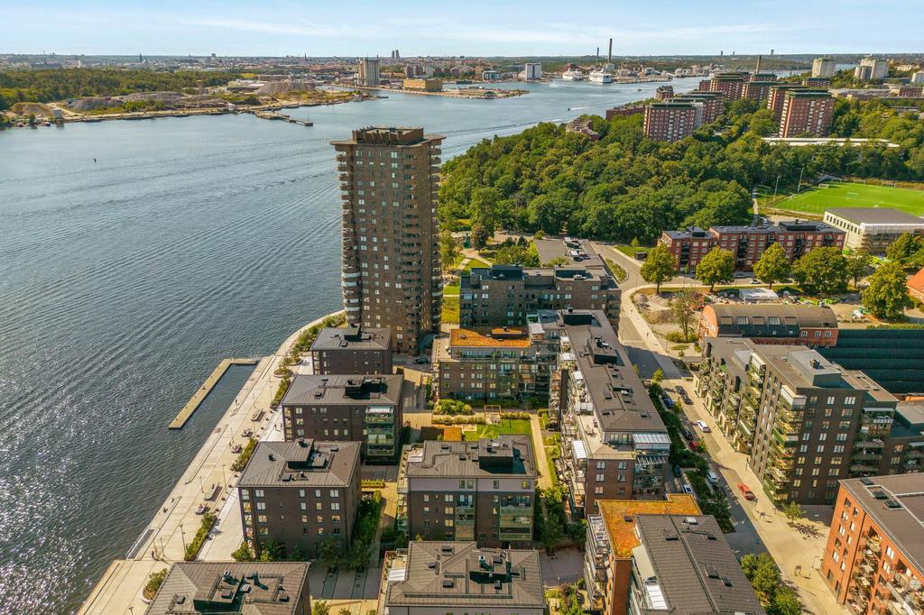 Brf Kajtorget intill vattenlinjen i Dalénum 