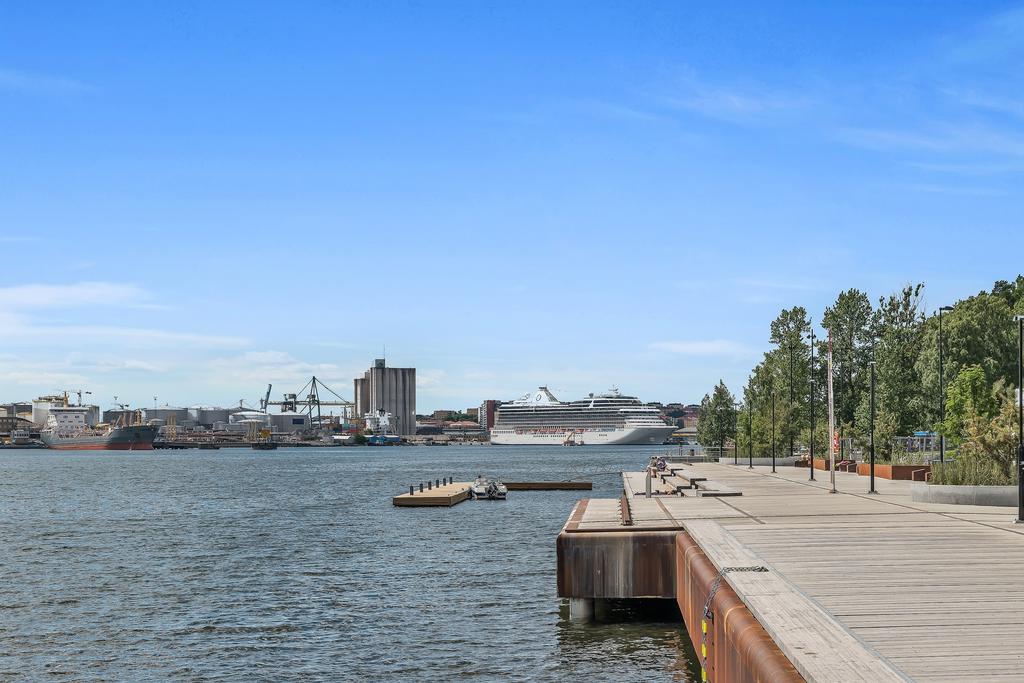 Strandpromenad med Stockholms City i fonden