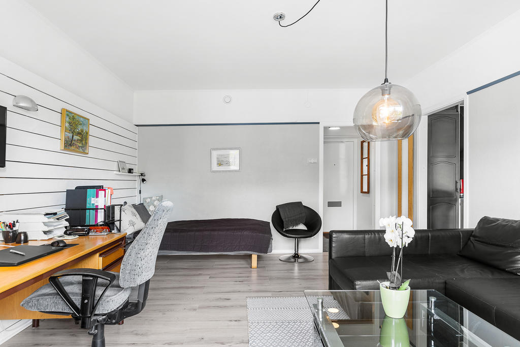 Rummet med plats för säng, soffa och skrivbord