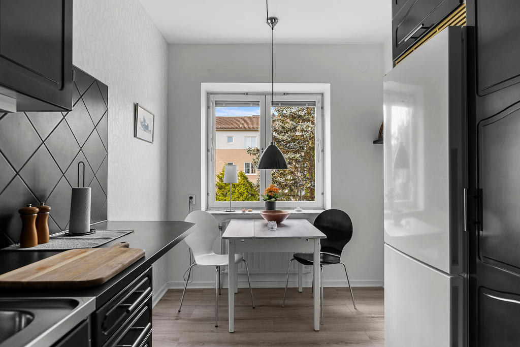 Gott om skåp och bänkytor