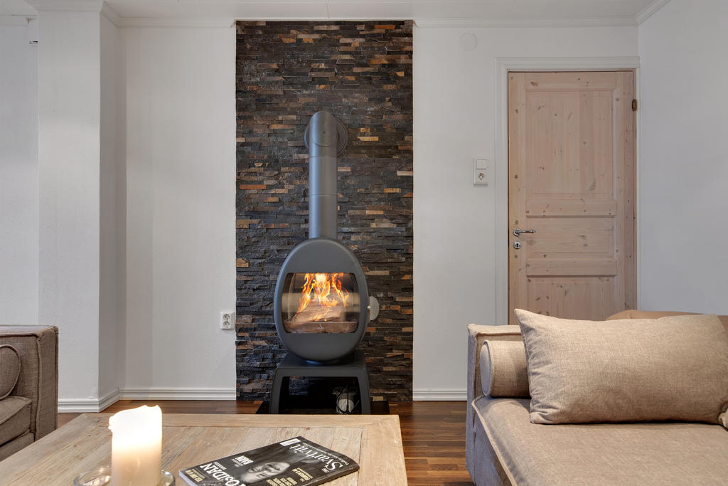 Renoverad gillestuga med mysig kamin 
