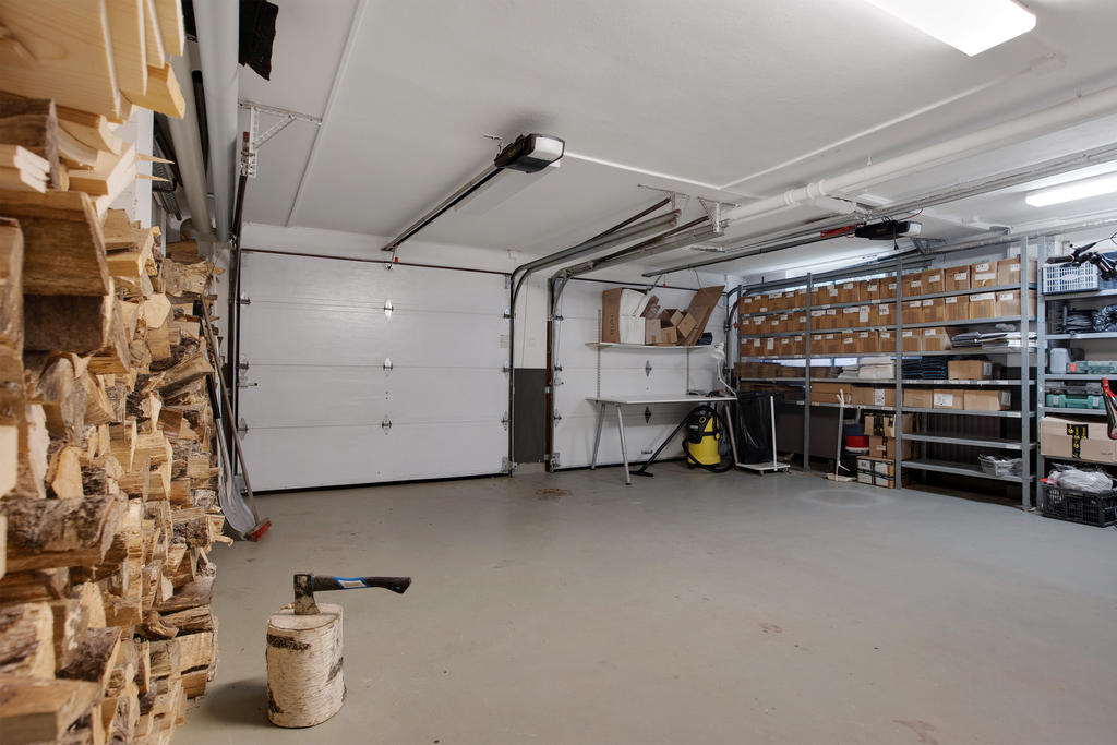 Dubbelgarage med eldrivna garageportar