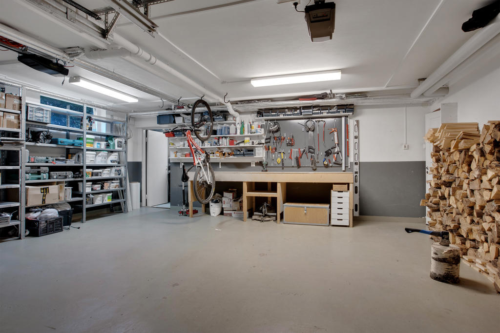 Rymligt dubbelgarage - dörr in till akvarium-anläggningen  