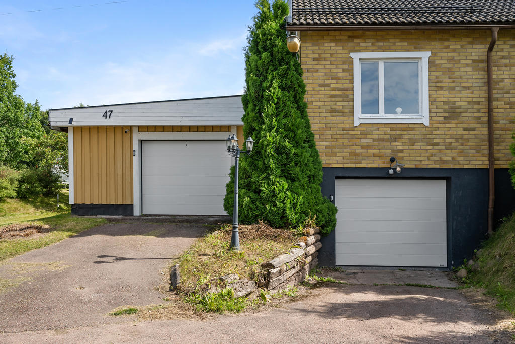 Två garage plats för fordon och förvaring.