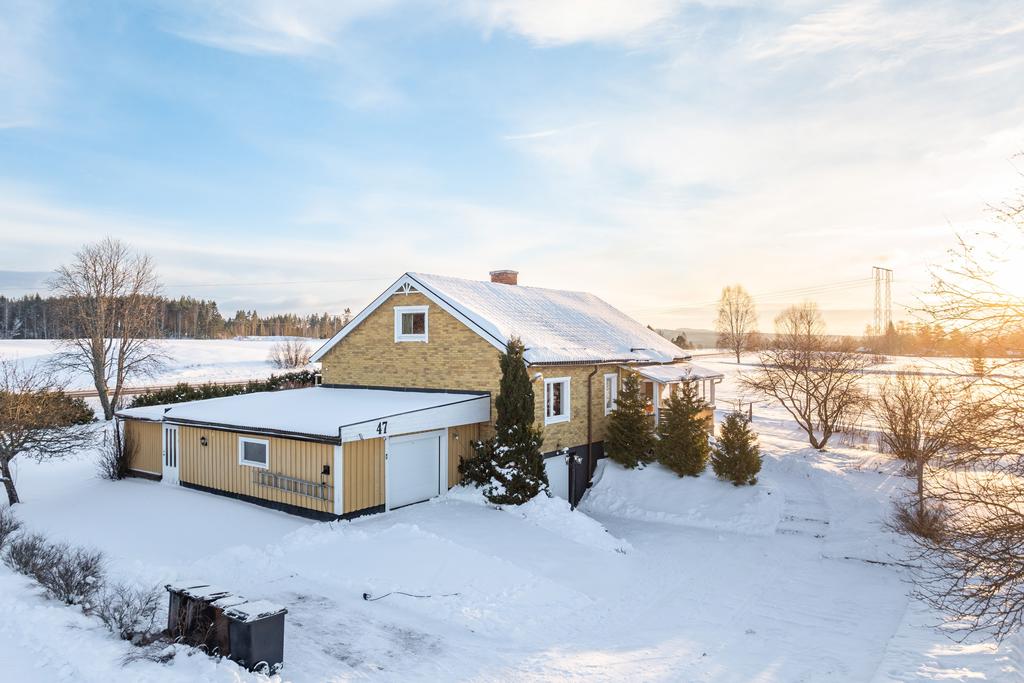 Rejäl villa med två garage.
