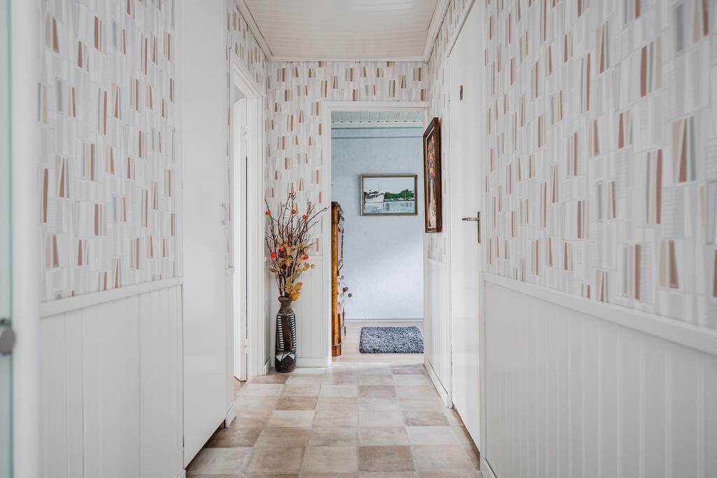 Hall till sovrum och badrum