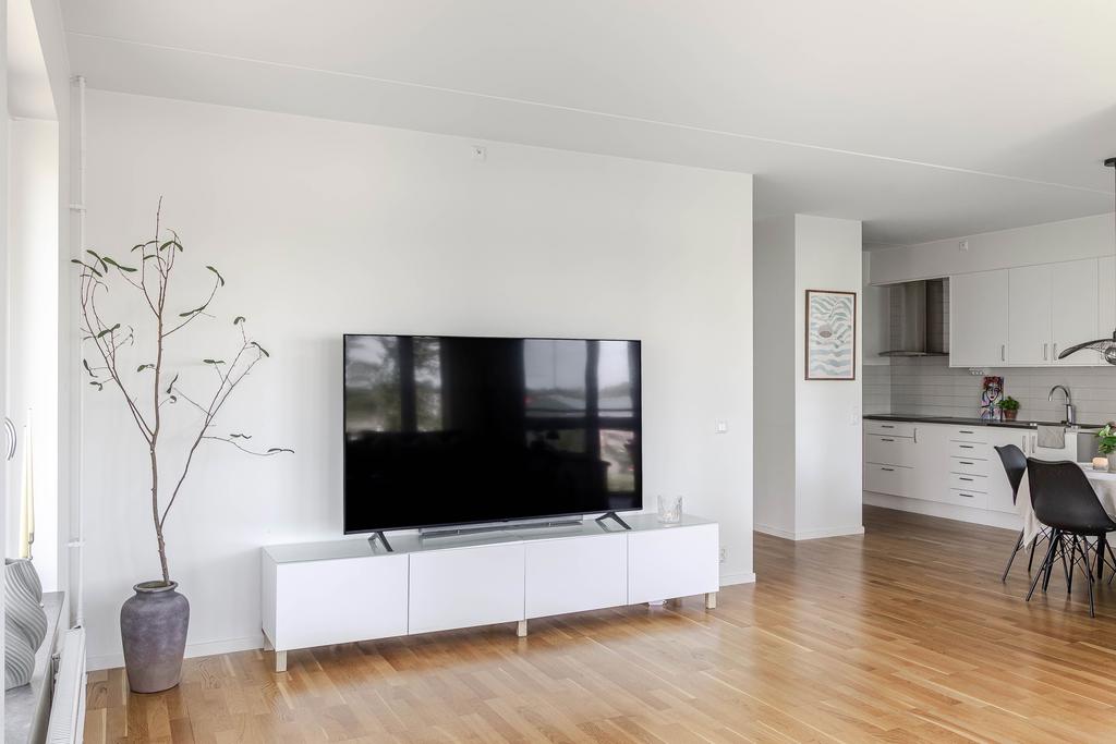 Från vardagsrummet nås passagen till de två sovrummen och badrummet 
