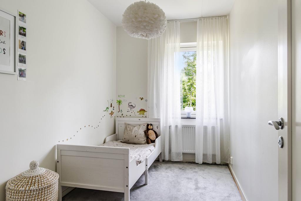 Det andra sovrummet är idag inrett som en barnkammare