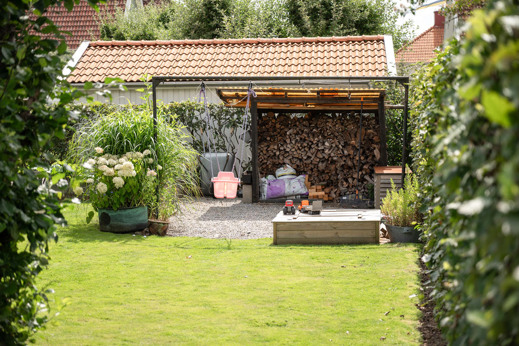 Tomten är insynsskyddad och har vackra blommor, frukt och bär i trädgården. 