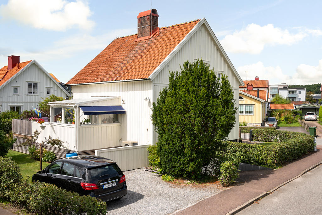 Huset har plats för tre bilar, plus en garageplats. 