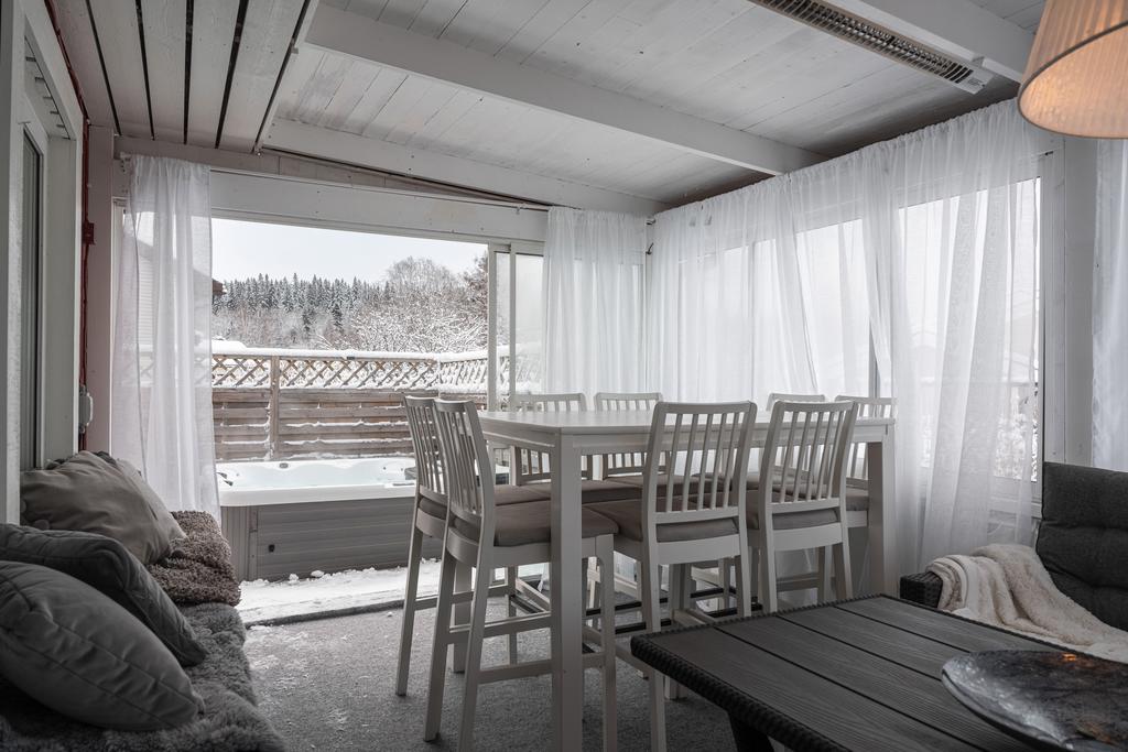 Plats för soffa och matplats även på altanen. Ger extra vardagsrum årets varmare perioder