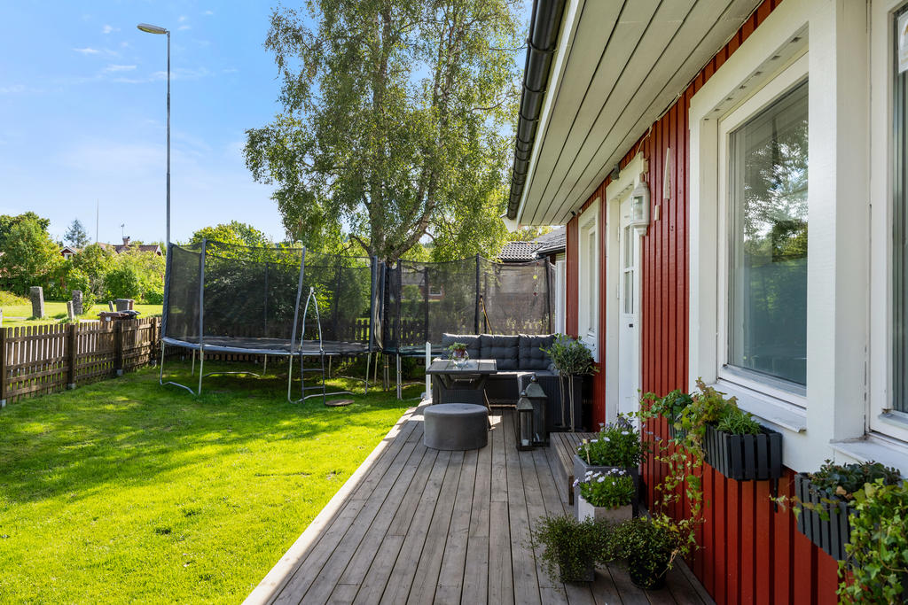 Uteplats intill både entré och på husets baksida