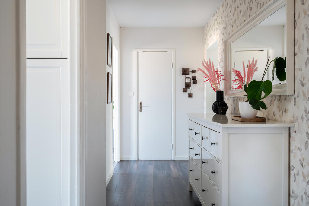 Hall med plats för byrå eller garderober