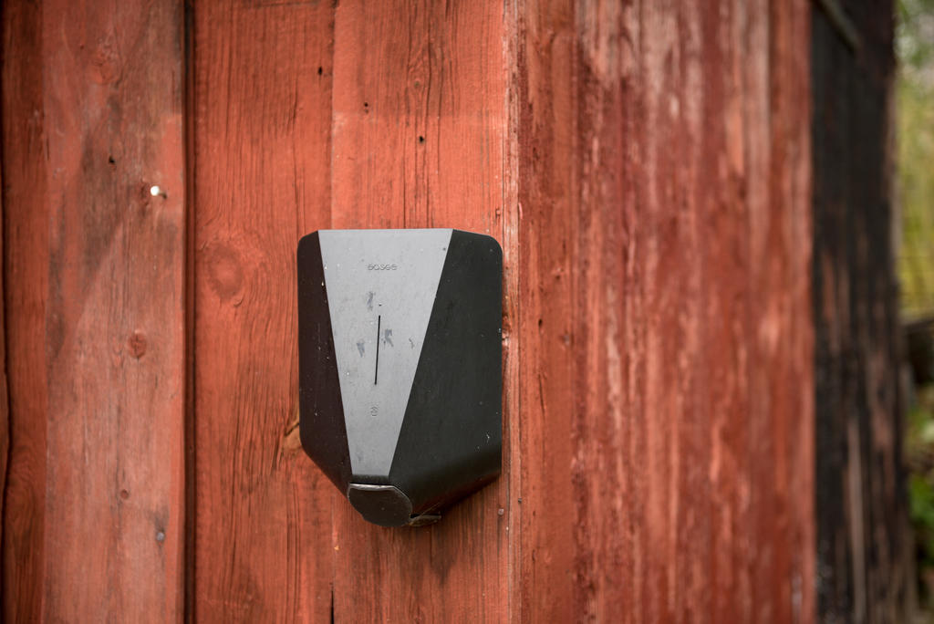 Uthus med laddstation för elbil.