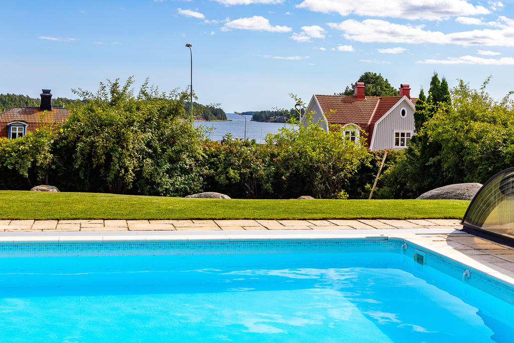 Väl tilltagen pool med komplett poolområde