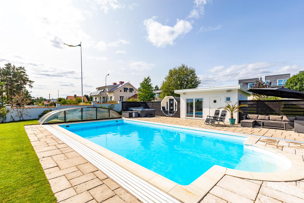 Pool, poolhus, spabad och bastu