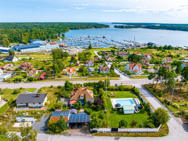Drömboende vid havet – stor villa med exklusiv utemiljö, trippelcarport och dubbelgarage!