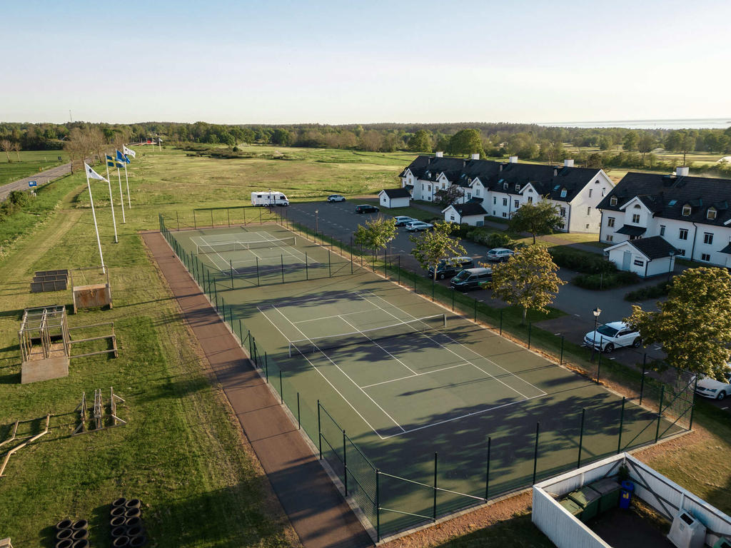 Träna på din backhand på tennisbanorna!