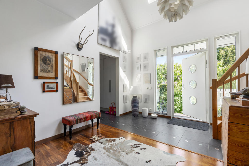 Inre hall med plats för diskret avhängning