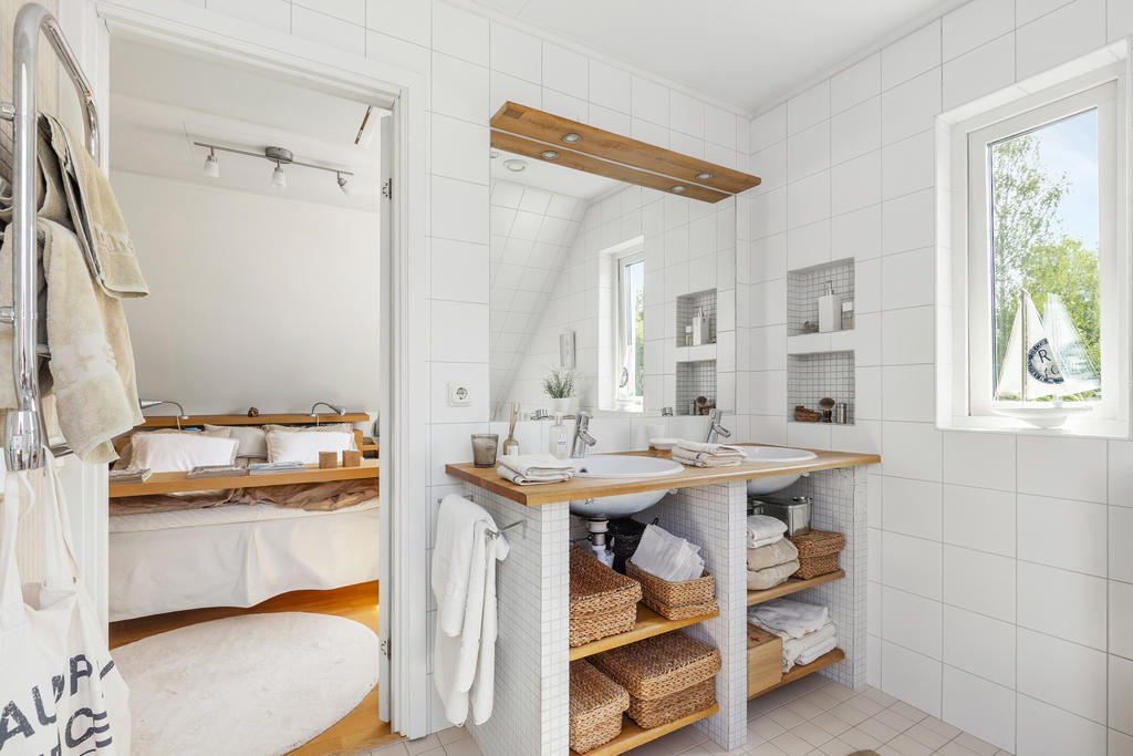 Dubbla handfat och plats för små förvaring