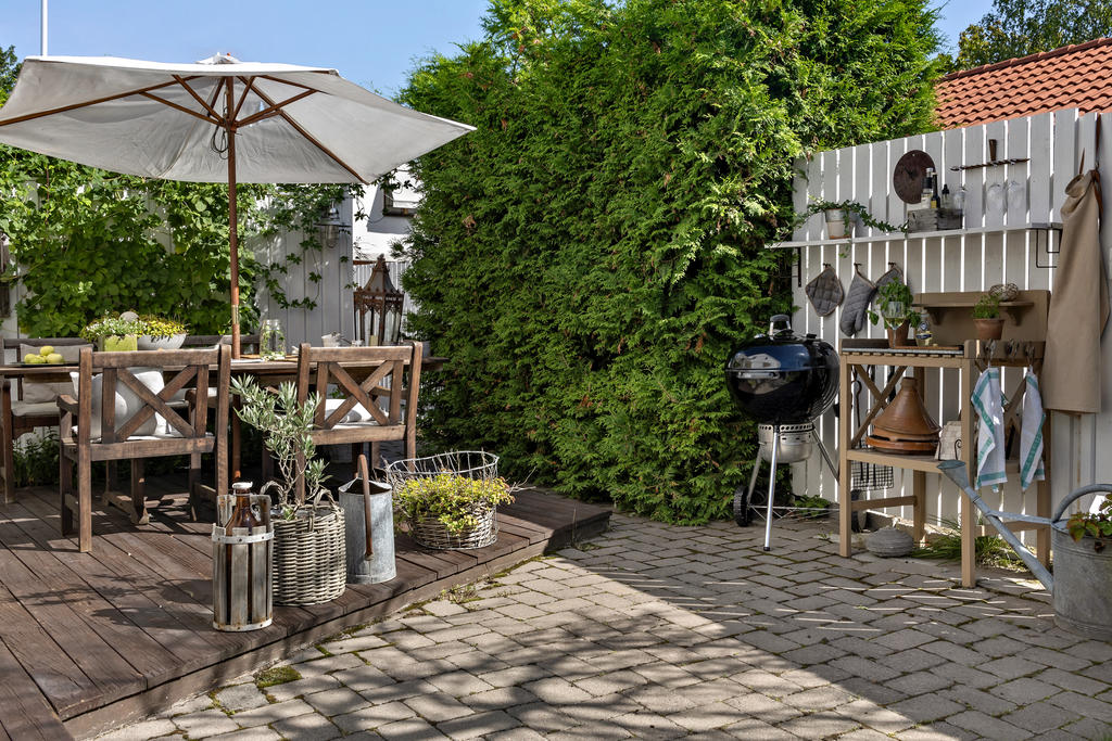 Grillhörna på stenlagd uteplats