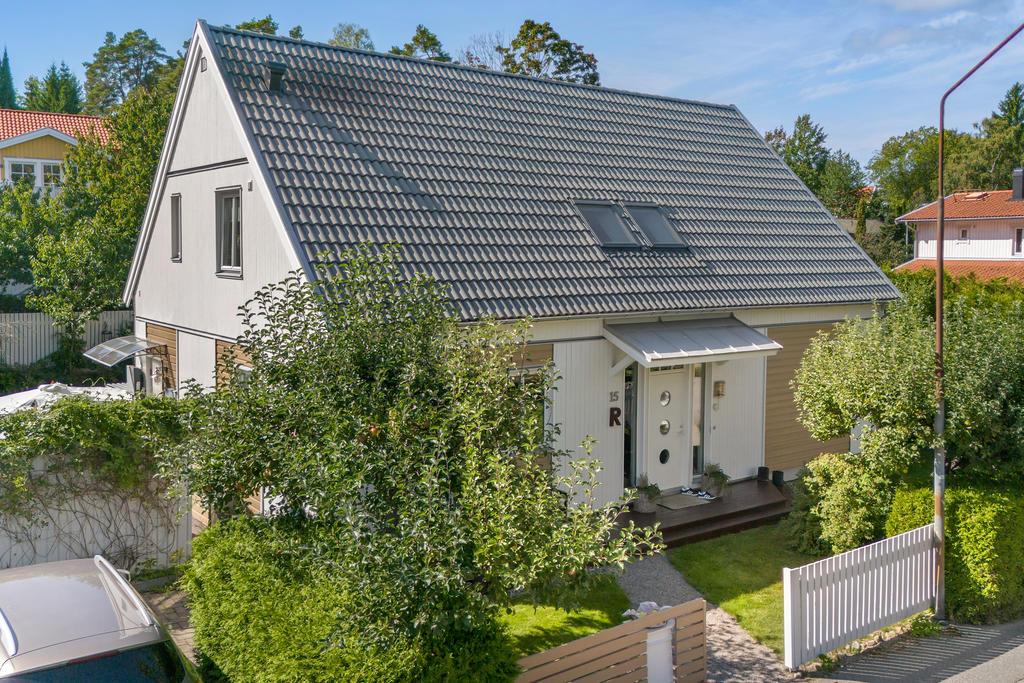 Fruktträd och bilupptsällningplats för 2 bilar på framsidan