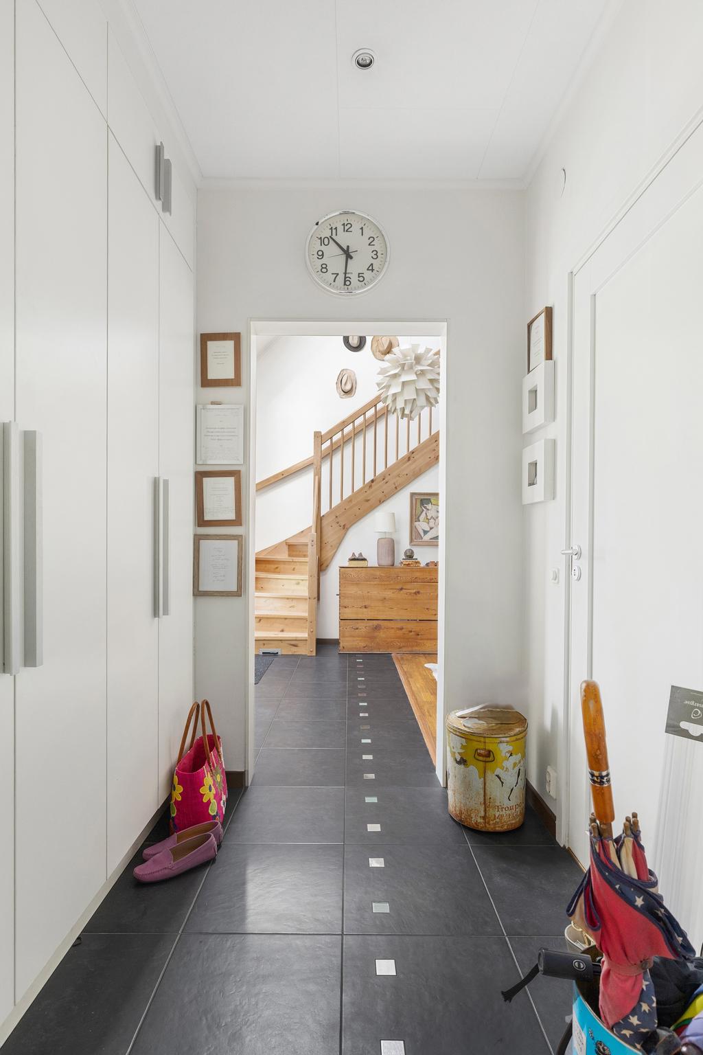 Inre hall med höga garderober och husets 4:e sovrum intill