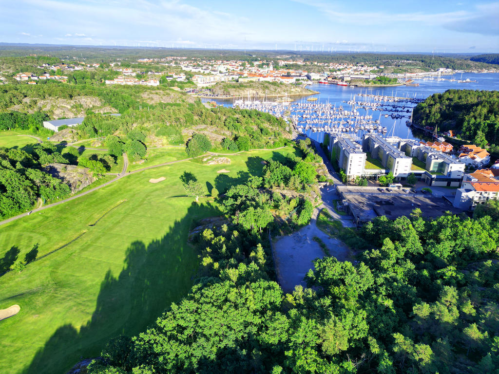Områdesbild, Strömstad Golfbana, hamn samt Spa & Hotell.