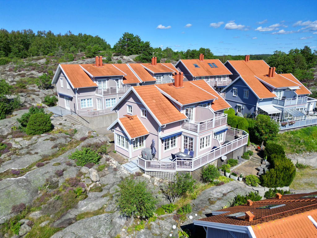 Varmt välkomna till Finnoxelgatan 11 på Nötholmen - Populärt ställe i Strömstad.