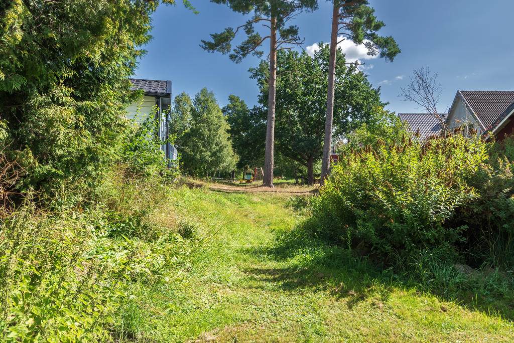 Allmänningen och lekplatsen precis utanför knuten