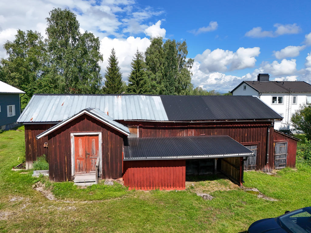 Uthusbyggnad med inrett gästrum/lägenhet och förråd