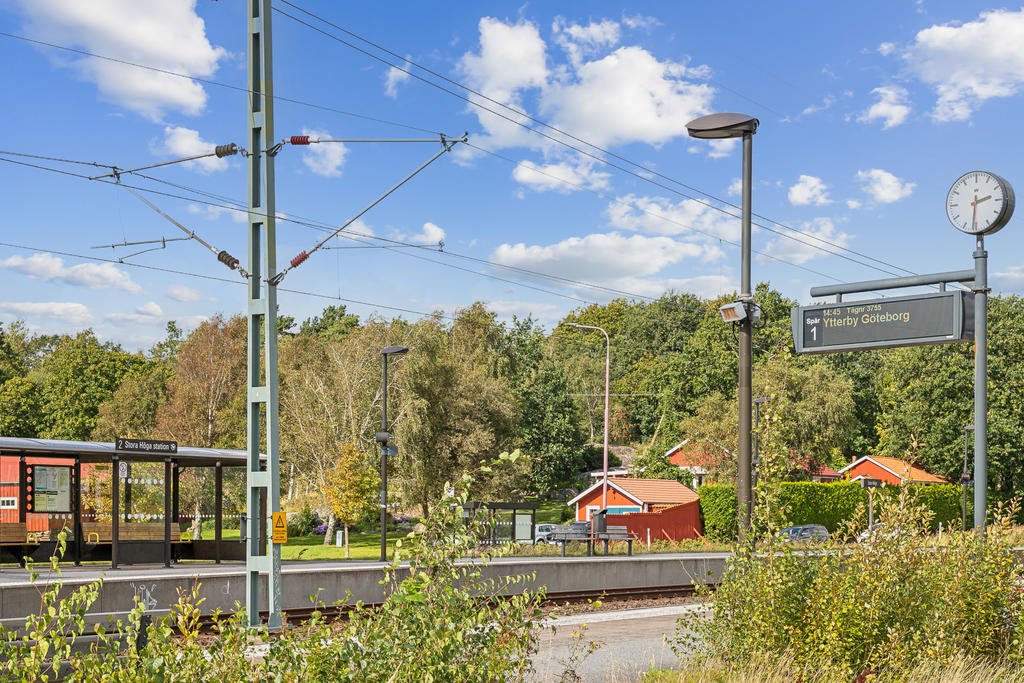 Tåg eller buss tar er frekvent både mot norr och söder.