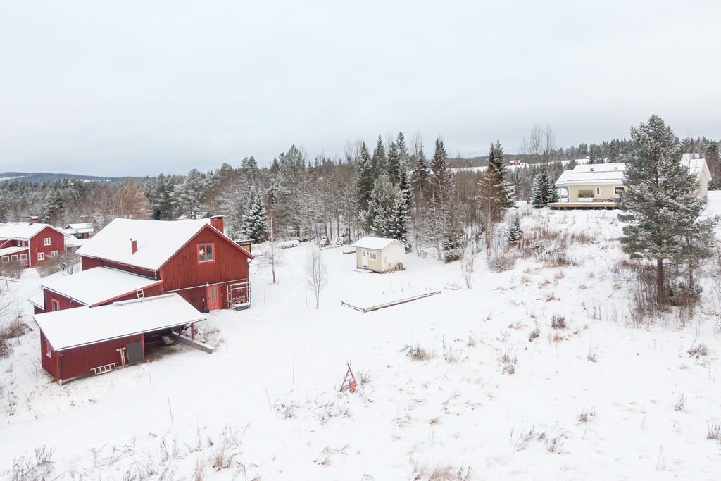 Nedanför huset finns en stor gård med möjlighet till olika verksamheter. 