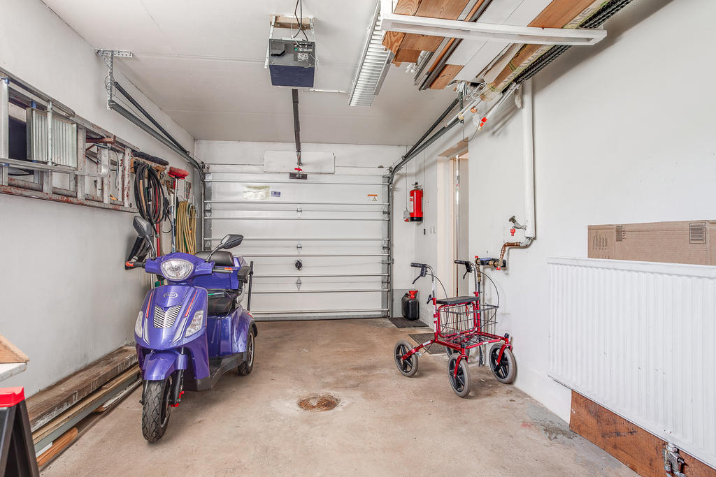 Garage med motordriven port