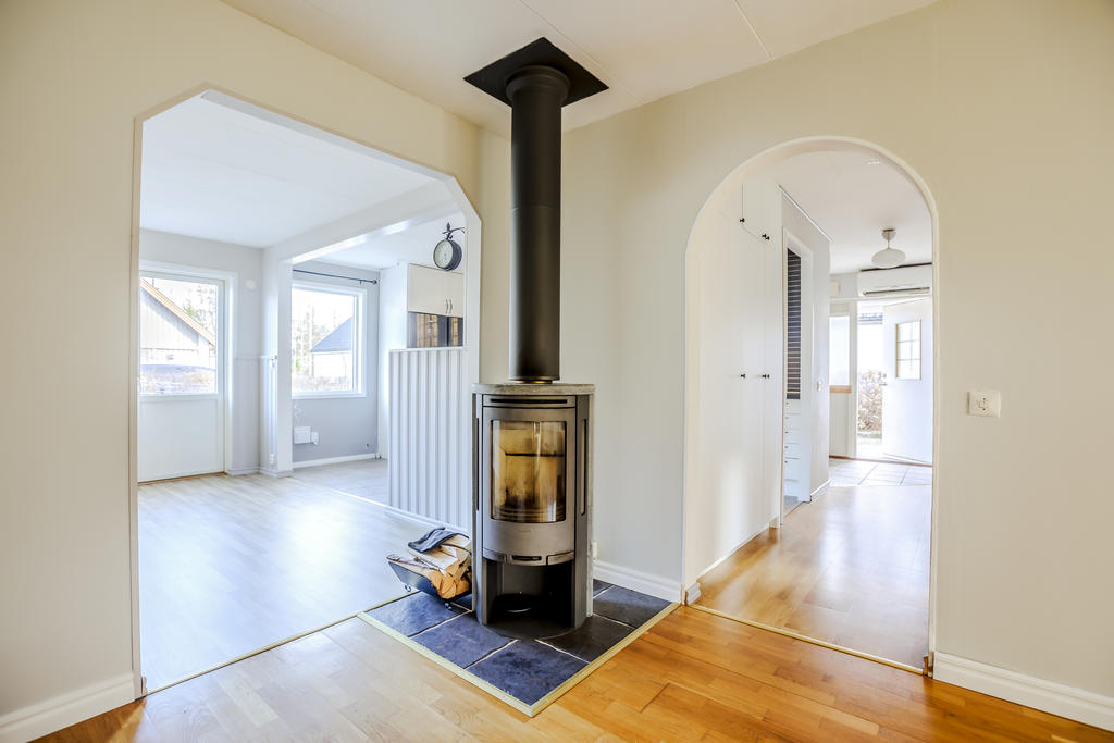Kamin i anslutning till vardagsrum och matplats