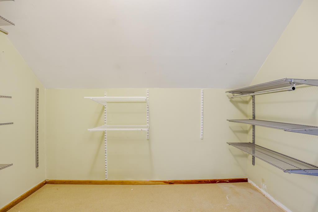 Stor garderob på övre plan